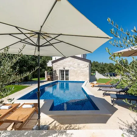 Nina With Private Pool And Bbq Near Porec Villa *