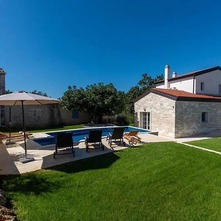 Nina With Private Pool And Bbq Near Porec Villa *