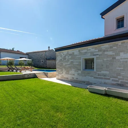 Nina With Private Pool And Bbq Near Porec Villa *