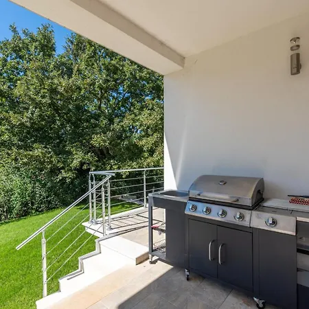 Nina With Private Pool And Bbq Near Porec Villa